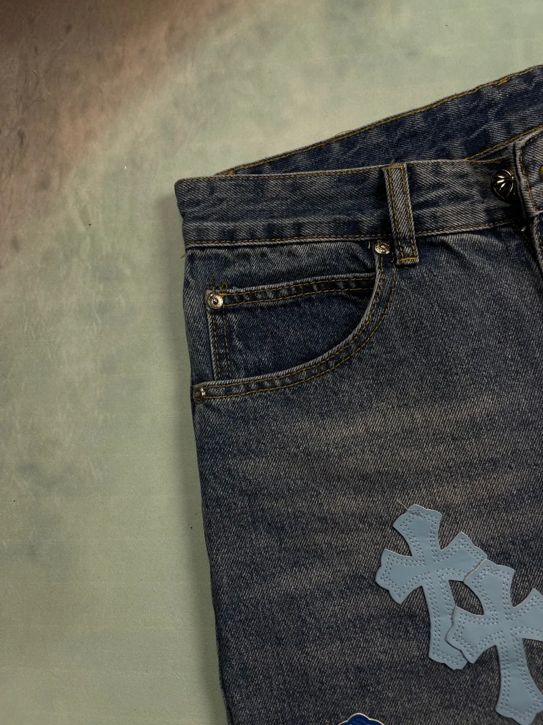 🅿️240 🔘Style No.-KL156 🔘Croline Heart𝐂𝐡𝐫𝐨𝐦𝐞 𝐇𝐞𝐚𝐫𝐭 Classic CH Blue Cross Patch Leather Jeans* These Cronic Heart Jeans show a luxurious and trendy style. High-quality denim is selected and undergoes complex washing processes to present natural gradient colors and retro textures. The iconic blue cross pattern is made of leather patches with exquisite cutting technology, and then finely sewn on the trousers by craftsmen, which is strong and delicate. The straight fit flatters your legs and is comfortable to wear. Pair it with a simple white T-shirt and white shoes to create a fresh and casual style; wear it with a black leather jacket and Martin boots to instantly transform into a cool and handsome punk style; combine it with a simple solid color shirt and loafers to create a sophisticated urban style and easily manage various occasions.  Size: S M L XL (28.30.32.34) Color: Blue